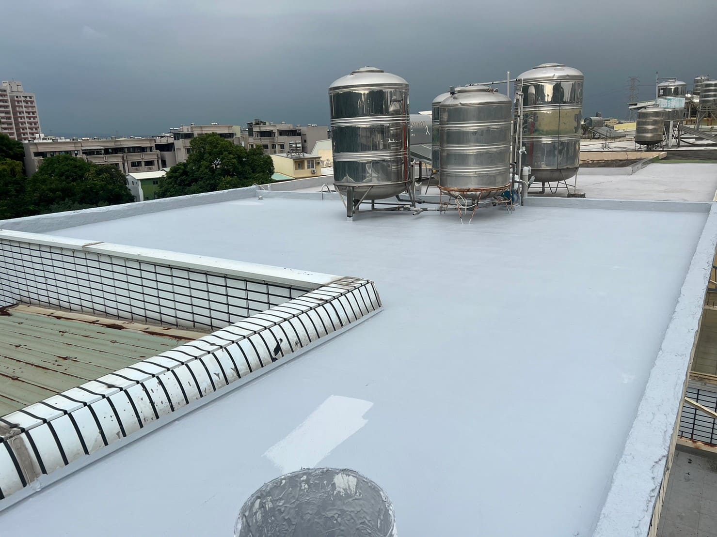 【高雄屋頂防水】屋頂防工法-pu屋頂防水，從地坪處理、裂縫出水口處理、底漆塗佈、防水底層舖設、表面層處理、隔熱層處理。